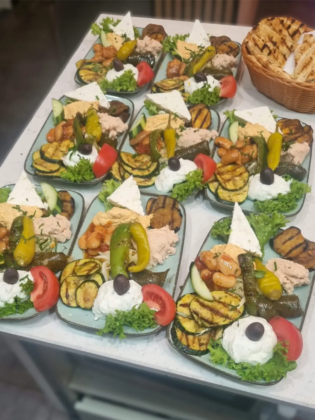Mediterrane Mezedes und Weine